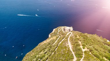 Sorrento yakınlarındaki Punta Campanella 'dan Amalfi sahili. Yaz mevsiminde İHA 'dan inanılmaz hava manzarası