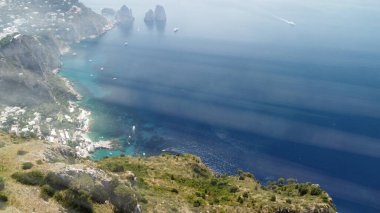 Capri kıyıları yaz mevsiminde Solaro Dağı üzerinde uçan bir drone 'dan.