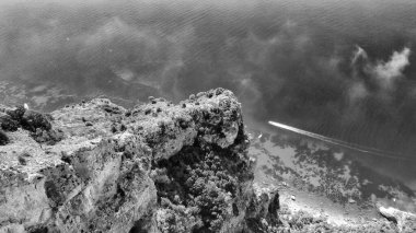 Sürat teknesi güzel bir yaz sabahında Capri kıyısı boyunca hızla ilerliyor.