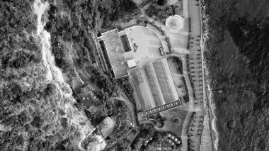 Günbatımında Ischia Citara Sahili 'nin havuz ve kum manzarası.