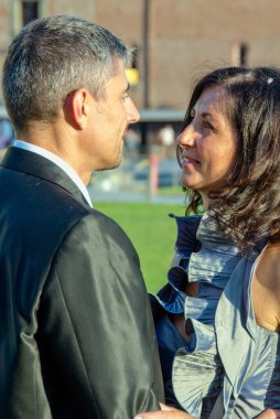 Gelin ve Damat Arasındaki Sevecen Tavır