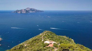 Sorrento yakınlarındaki Punta Campanella 'dan Amalfi sahili. Yaz mevsiminde İHA 'dan inanılmaz hava manzarası