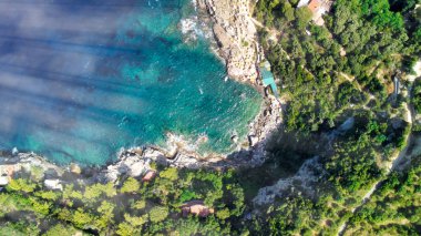 Sorrento yakınlarındaki Punta Campanella 'dan Amalfi sahili. Yaz mevsiminde İHA 'dan inanılmaz hava manzarası