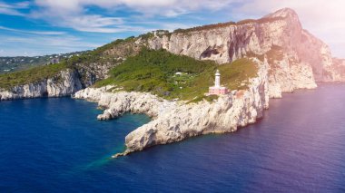 Deniz feneri ve Capri Plajı yaz mevsiminde. Hareket eden bir İHA 'dan görüntüle