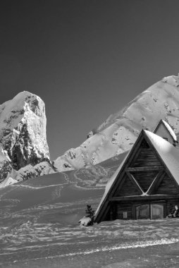 İtalya 'da kış mevsimi boyunca Dolomites Dağlarının Karlı Manzaraları