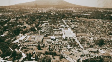 Pompei, İtalya. Yaz mevsiminde insansız hava aracı bakış açısıyla eski şehrin havadan görüntüsü