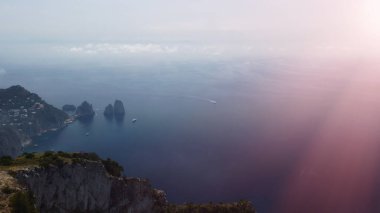 Capri kıyıları yaz mevsiminde Solaro Dağı üzerinde uçan bir drone 'dan.