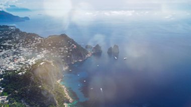 Capri kıyıları yaz mevsiminde Solaro Dağı üzerinde uçan bir drone 'dan.