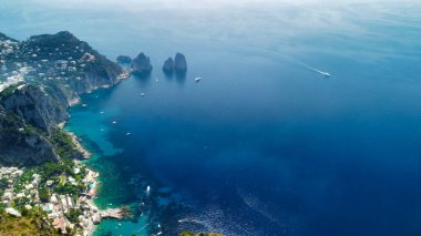 Faraglioni ve Capri kıyıları Solaro Dağı 'ndan, insansız hava aracı görüntüsü.