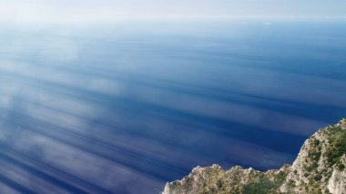 Kıyıda uçan bir dronun güzel mavi denizi.