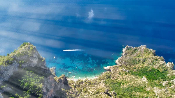 Bateau Vitesse Accélérant Long Côte Capri Par Une Belle Matinée — Photo