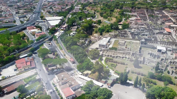 Pompei, İtalya. Yaz mevsiminde insansız hava aracı bakış açısıyla eski şehrin havadan görüntüsü