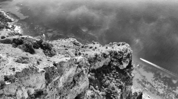夏天一架高空无人驾驶飞机飞越索拉罗山后的卡普里海岸线 — 图库照片