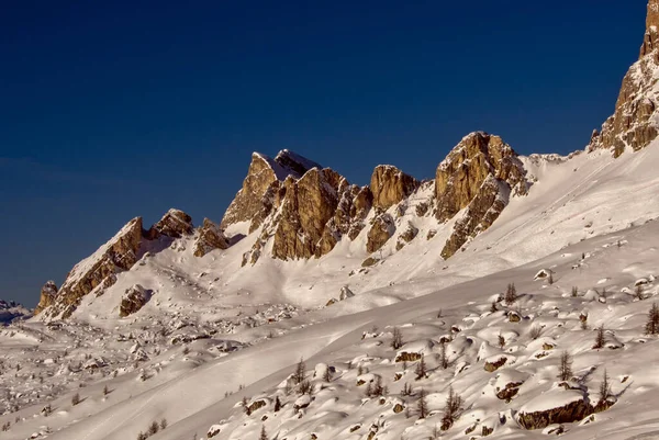 イタリア 冬の間のドロマイト山脈の雪景色 — ストック写真