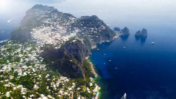 Faraglioni ve Capri kıyıları Solaro Dağı 'ndan, insansız hava aracı görüntüsü.