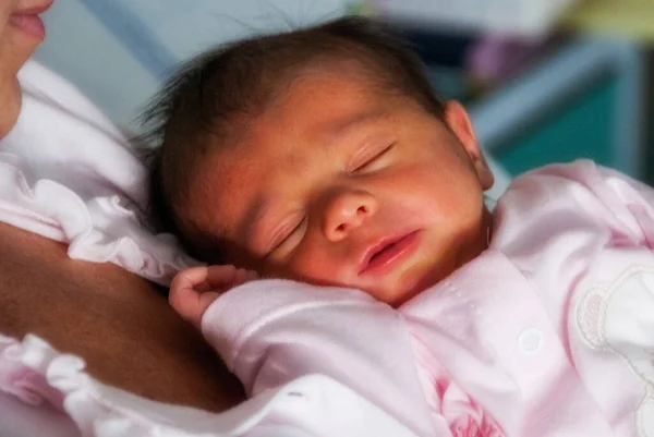 Newborn Baby Girl Her Mother Arms — Stock Photo, Image
