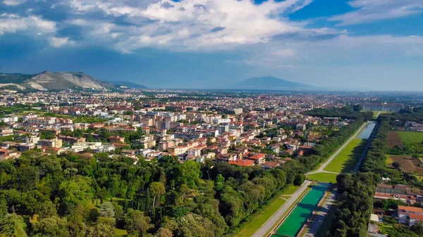 イタリアのカゼルタ 有名なReggiaからの街の空中ビュー — ストック写真