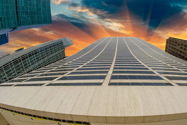 Hohe Wolkenkratzer Mit Himmel Auf Hintergrund Usa — Stockfoto