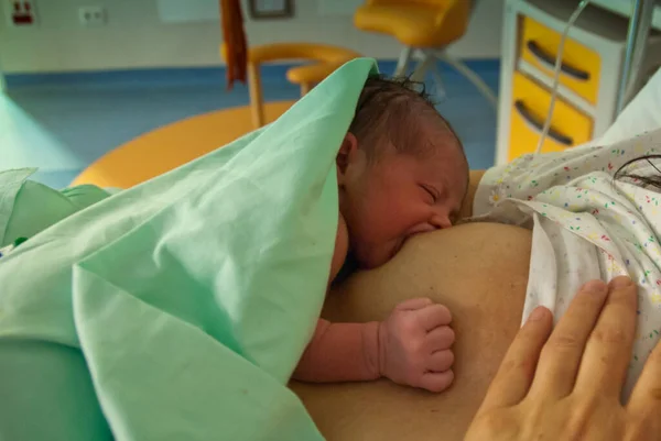 イタリアの病院で生まれたばかりの赤ちゃん女の子 — ストック写真