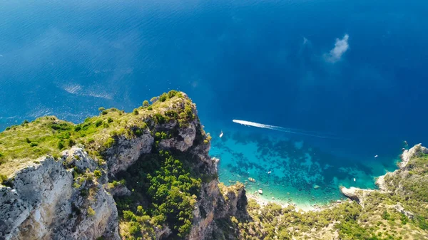 Speedboat Accelererar Längs Capri Kusten Vacker Sommarmorgon — Stockfoto