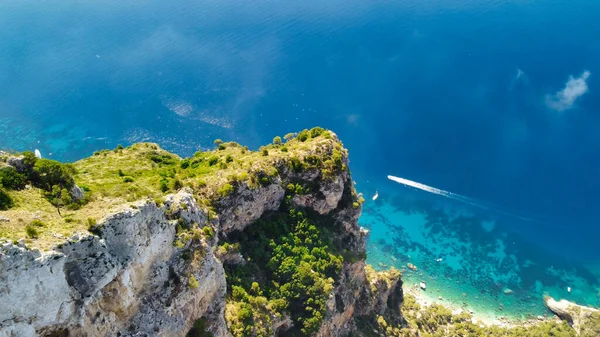 Speedboat Accelererar Längs Capri Kusten Vacker Sommarmorgon — Stockfoto