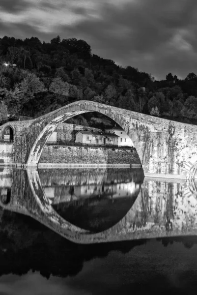 イタリア 夜の悪魔橋の色と反射 — ストック写真