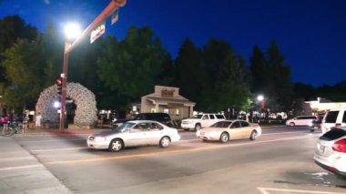 JACKSON HOLE, WY - 10 HAZİRAN 2019: Trafik ve gece boyunca turistler