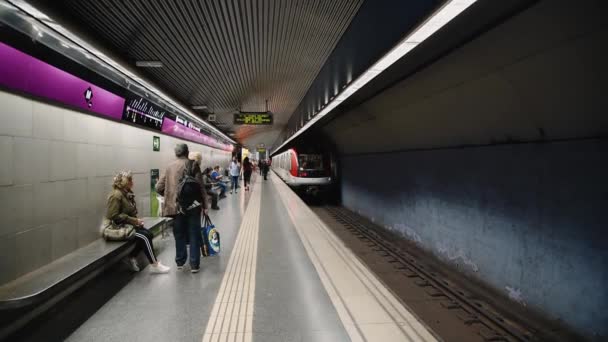 BARCELONA - MEI 10, 2018: Stad metrostation interieur met toeristen — Stockvideo