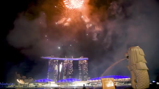 SINGAPORE - JANUARI 1, 2020: Prachtige vuurwerk symfonie in Marina Bay district op oudejaarsavond — Stockvideo