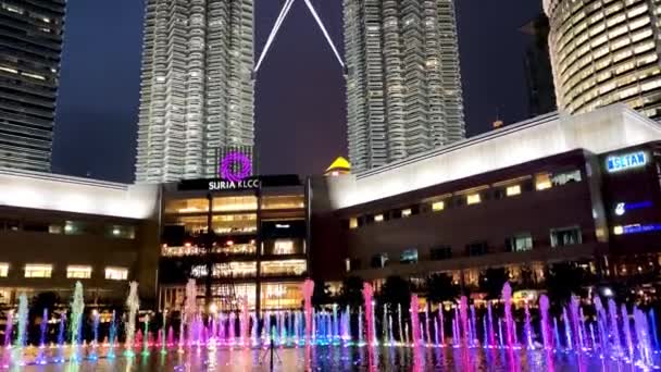 KUALA LUMPUR, MALAYSIA - DECEMBER 27, 2019: Petronas tvillingtorn nattetid från Klcc Park — Stockvideo