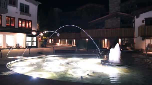 VAIL, CO - JUILLET 2019 : Fontaine municipale et maisons la nuit — Video