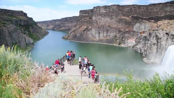 TWIN FALLS, ID - JULI 12, 2019: Toeristen genieten van geweldige Shoshone Falls — Stockvideo