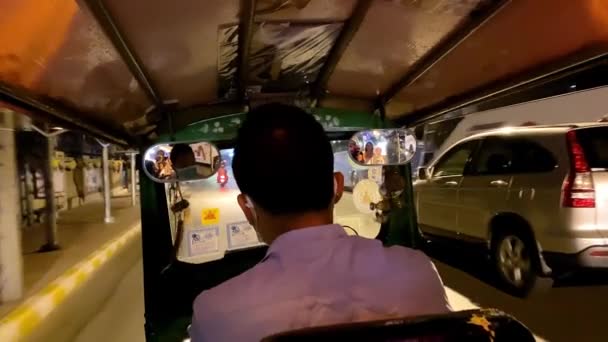 BANGKOK, THAILAND - 2019年12月14日：从一辆移动的TukTuk看到的城市夜间交通 — 图库视频影像