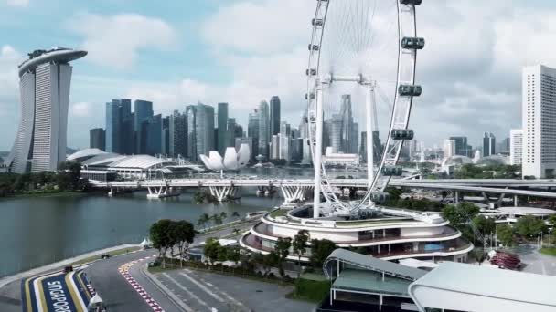 SINGAPORE - 2 ΙΑΝΟΥΑΡΙΟΥ 2020: Αερογραμμή Σιγκαπούρης από τον τροχό της πόλης Ferrys. Ουρανοξύστες θέα από drone — Αρχείο Βίντεο