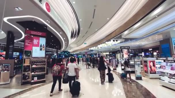 SINGAPORE - JANUARY 5, 2020: Interior of Changi International Airport with tourists and locals — Stock Video