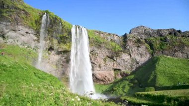 Seljalandsfoss Şelaleleri ve Dağları yaz mevsiminde, İzlanda Ağır çekim