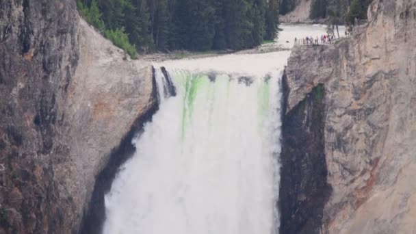 Водопады Йеллоустон, Нижний водопад, Гранд-Каньон реки Йеллоустон, Вайоминг, США — стоковое видео