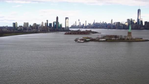 Vista aérea do centro de Manhattan e Estátua da Liberdade de helicóptero, Nova York Movimento lento — Vídeo de Stock