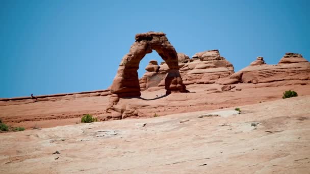 Λεπτή αψίδα στο Εθνικό Πάρκο Arches κατά τη διάρκεια της θερινής περιόδου, Γιούτα τοπίο — Αρχείο Βίντεο