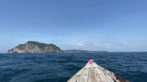 Barco de cauda longa visitando Ilhas Tailândia — Vídeo de Stock