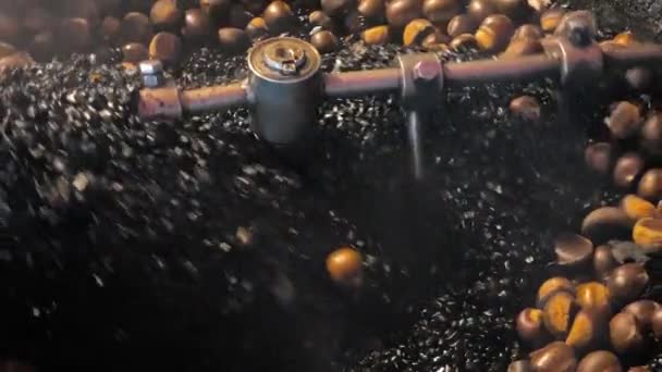 Castanha assada em um calhau preto Big Pot — Vídeo de Stock