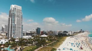 Güneşli bir günde, Miami sahili sahil şeridinin inanılmaz manzarası, yavaş çekim.