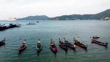 Andaman Denizi, Tayland 'daki güzel uzun kuyruklu teknelerin aşağı doğru havadan görünüşü