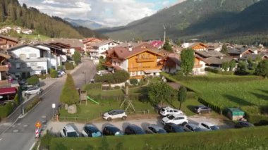 Yaz mevsiminde Dobbiaco 'nun havadan görünüşü, İtalyan Alpleri