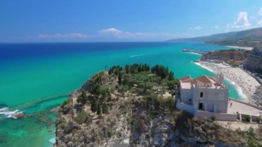 Tropea Sığınağı ve sahil şeridi, Calabria. Yaz mevsiminde hava manzarası