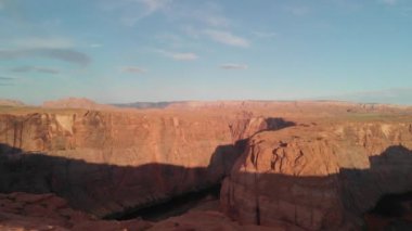 Güneşli bir öğleden sonra güzel at nalı kıvrımının hava manzarası, Page, Arizona