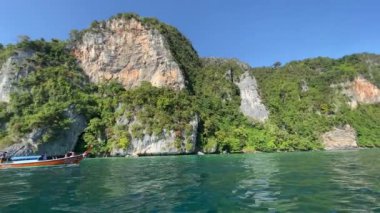 Hareket halindeki bir tekneden Tayland kıyıları, Phi Phi Adaları güzel güneşli bir günde