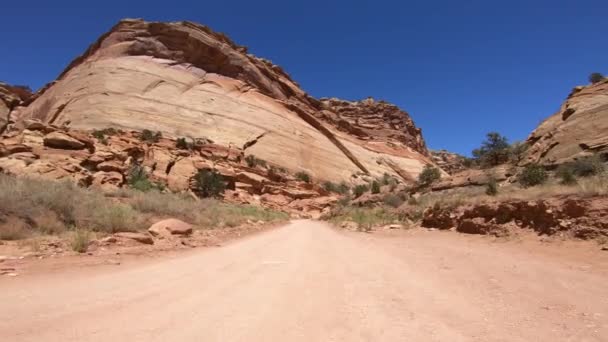 Oversteken van de Canyon in de zomer seizoen, uitzicht vanaf de voorkant van de auto — Stockvideo