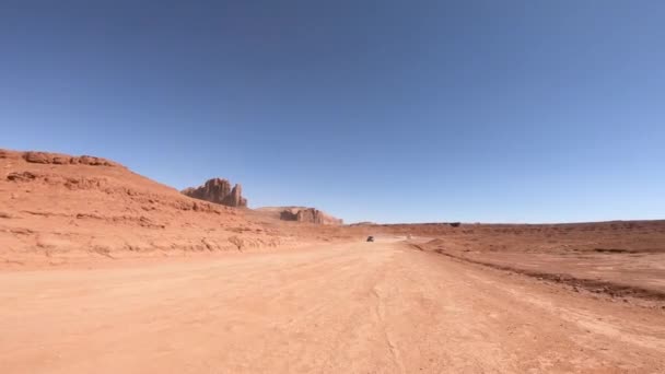 Atravessando Mounument Valley na temporada de verão, vista da frente do carro — Vídeo de Stock