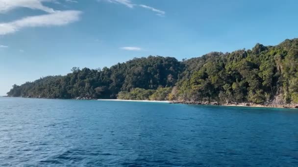 Thailandia costa visto da una barca in movimento, Surin Islands in una bella giornata di sole — Video Stock